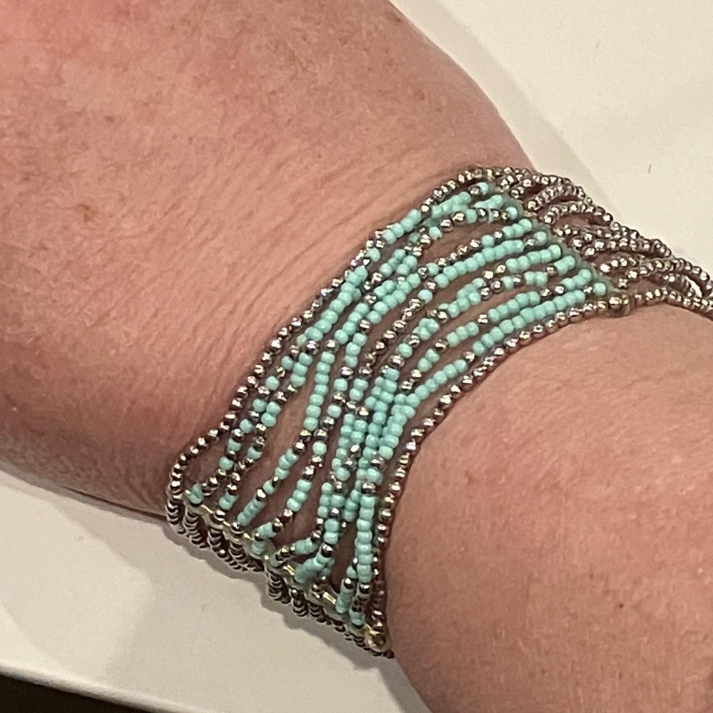 🔴 Elegant Silver and Turquoise Beaded Bracelet